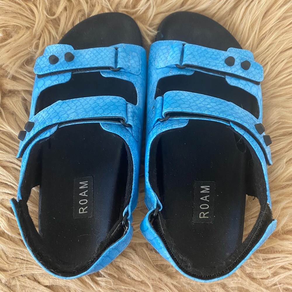 Roam Velcro Snake Sandal in Azure sz 40